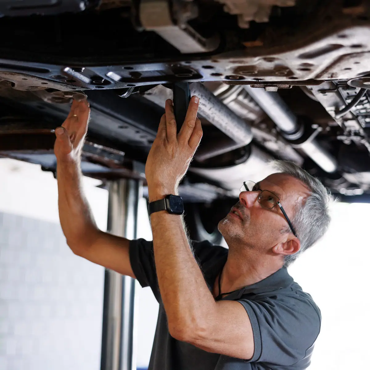 Unser Mechaniker bei der Arbeit in der Meisterwerkstatt
